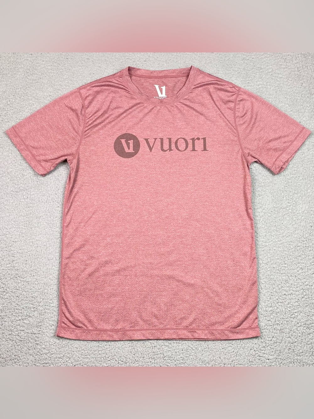 Vuori Logo T Shirt Mens Size M Pink Perfomance Stretch Short Sleeve Athletic EUC